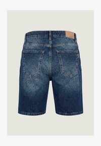 Vista trasera de unos shorts de mezclilla azules con dos bolsillos de parche, un pasador para cinturón y una etiqueta de cuero con la marca en la pretina.