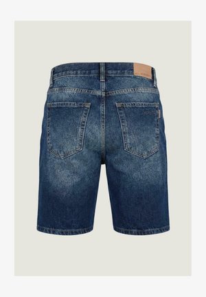 Zadní pohled na modré džínové šortky s dvěma nášivkovými kapsami, poutkem na opasek a koženou značkovou štítkem na pasovém lemu.