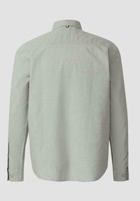 Camicia da uomo a maniche lunghe grigio chiaro vista da dietro, con polsini abbottonati e dettaglio a passante sul colletto.