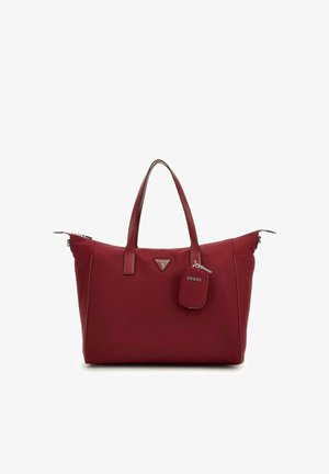 Sac fourre-tout rouge en matériau synthétique lisse. Dispose de doubles poignées, d'un logo triangulaire et d'une petite étiquette rectangulaire. Fermeture zippée.