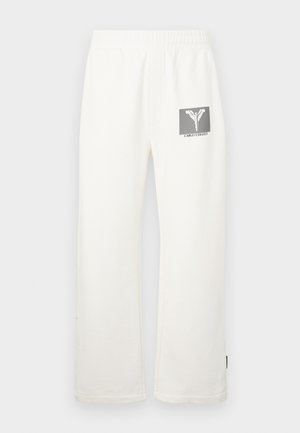 Witte katoenen broek met een elastische tailleband, voorzien van een grafisch logo in een vierkant aan de linkerkant. Rechthoekig ontwerp met gestikte naden.