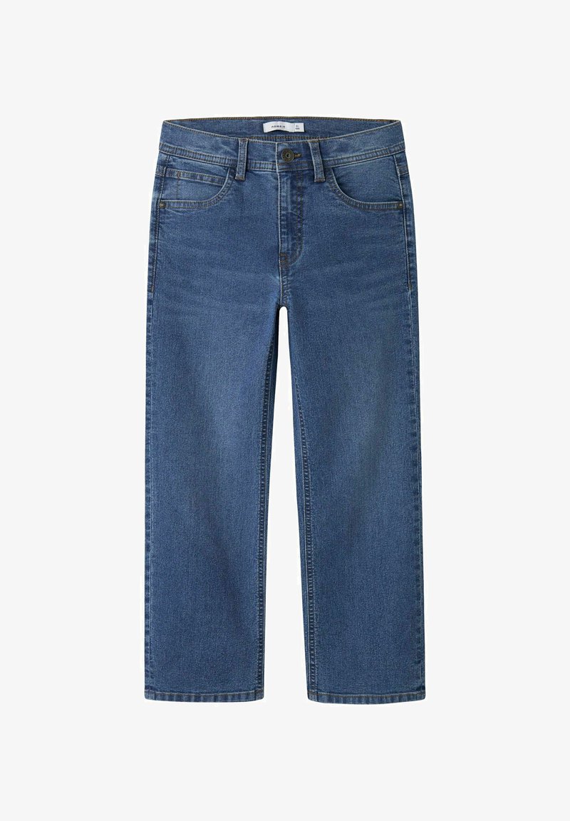 Μπλε τζιν παντελόνι με ευθεία γραμμή, με μεταλλικά κουμπιά μπροστά, θηλιές για ζώνη και σχέδιο πέντε τσεπών, εμφανίζεται σε λευκό φόντο.