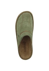 Zelené semišové slip-on boty s zakřiveným designem, švy a texturovanou hnědou stélkou. Logo viditelné na stélce.