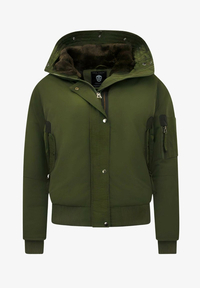 Groene bomberjack met een capuchon gevoerd met namaakbont, ritssluiting en drukknoopsluiting, meerdere met rits afsluitbare zakken, en geribde boorden aan mouwen en zoom.