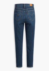 Jean denim bleu foncé avec une coupe droite, doté de deux poches arrière avec une couture courbée distinctive et une étiquette en cuir marron à la ceinture.