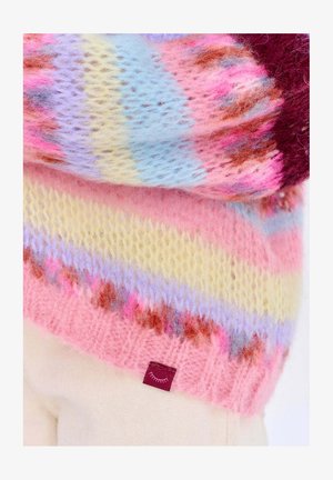 Kolorowy sweter z dzianiny, z mieszanką różowych, niebieskich, lawendowych i żółtych pasków, o miękkiej, puszystej fakturze oraz z małą metką przy dolnym brzegu.