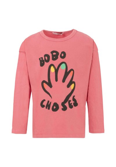 Ružičasta majica dugih rukava izrađena od mekog pamuka, s crnom grafikom ruke i šarenim akcentima na vrhovima prstiju, te tekstom "BOBO CHOSES" ispod.