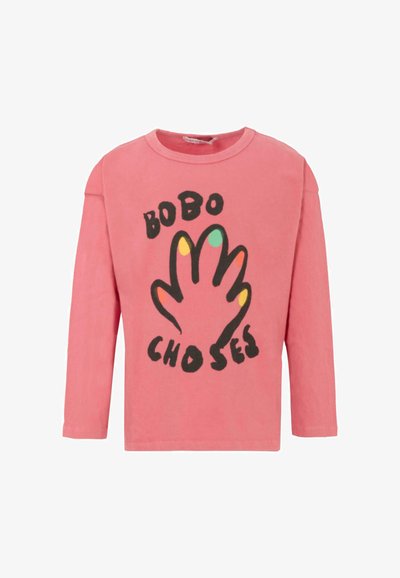 Rosa Langarm-T-Shirt aus weicher Baumwolle, mit einem schwarzen Handgrafik und bunten Fingerspitzenakzenten sowie dem Text "BOBO CHOSES" darunter.