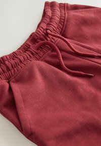 Unausgewählt, berry red