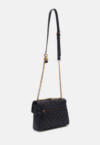 Černá prošívaná kabelka se zlatým řetězem a koženým ramenním popruhem, s přední kapsou na zip a embosovanými detaily.