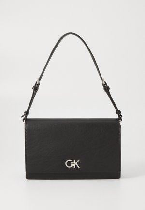Sac bandoulière en cuir noir avec bandoulière réglable et fermoir argenté avec logo CK sur le rabat avant.