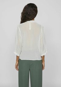 VILA MIT 3/4-ÄRMELN GEPUNKTETES - Bluse - cloud dancer