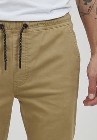 11 Project PRGAETANO REGULAR FIT - Hlače - sand
