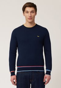Dunkelblauer Pullover mit langen Ärmeln, gerippten Bündchen und kontrastierendem gelbem Kragen. Hat ein kleines gelbes Logo auf der Brust und einen mehrfarbigen Saum.