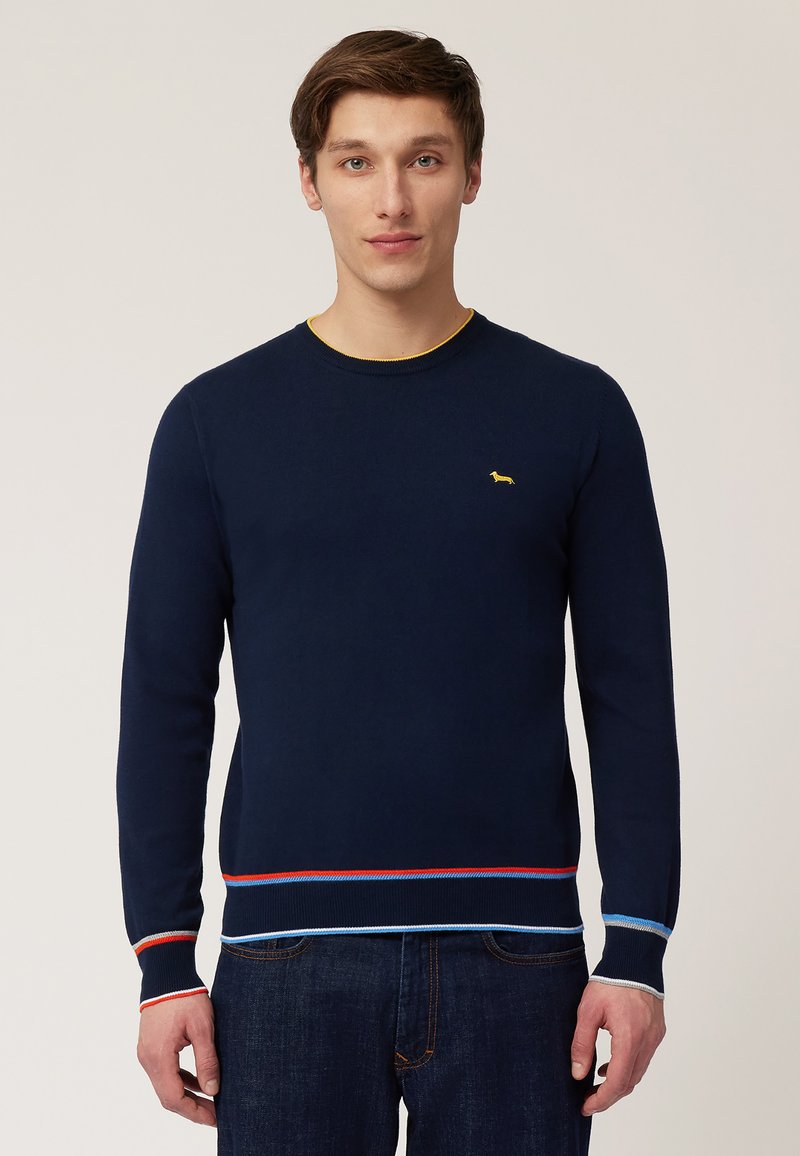 Dunkelblauer Pullover mit langen Ärmeln, gerippten Bündchen und kontrastierendem gelbem Kragen. Hat ein kleines gelbes Logo auf der Brust und einen mehrfarbigen Saum.