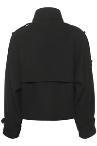 Zwarte cropped jas met hoge kraag, knoopaccenten op de mouwen en gelaagd ontwerp aan de achterkant. Gemaakt van textiel met textuur.