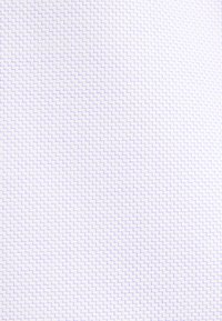 Tissu blanc avec un petit motif zigzag bleu répétitif créant une texture géométrique subtile.