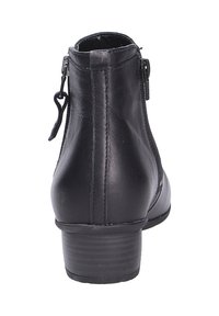 Stivale alla caviglia in pelle nera con una finitura liscia, punta tonda, tacco testurizzato, chiusura con zip laterale e dettagli di cucitura minimali.