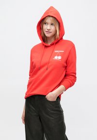 Κόκκινο φούτερ με κουκούλα από βαμβακερό μείγμα, με μπροστινή τσέπη καγκουρό, ρυθμιζόμενη κουκούλα με κορδόνια και λευκό γραφικό τύπωμα με κεράσια.