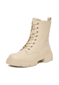 Bocanci bej cu șireturi, realizati din material sintetic texturat, cu o talpă masivă și capse de culoare auriu. Tab de prindere în spate.