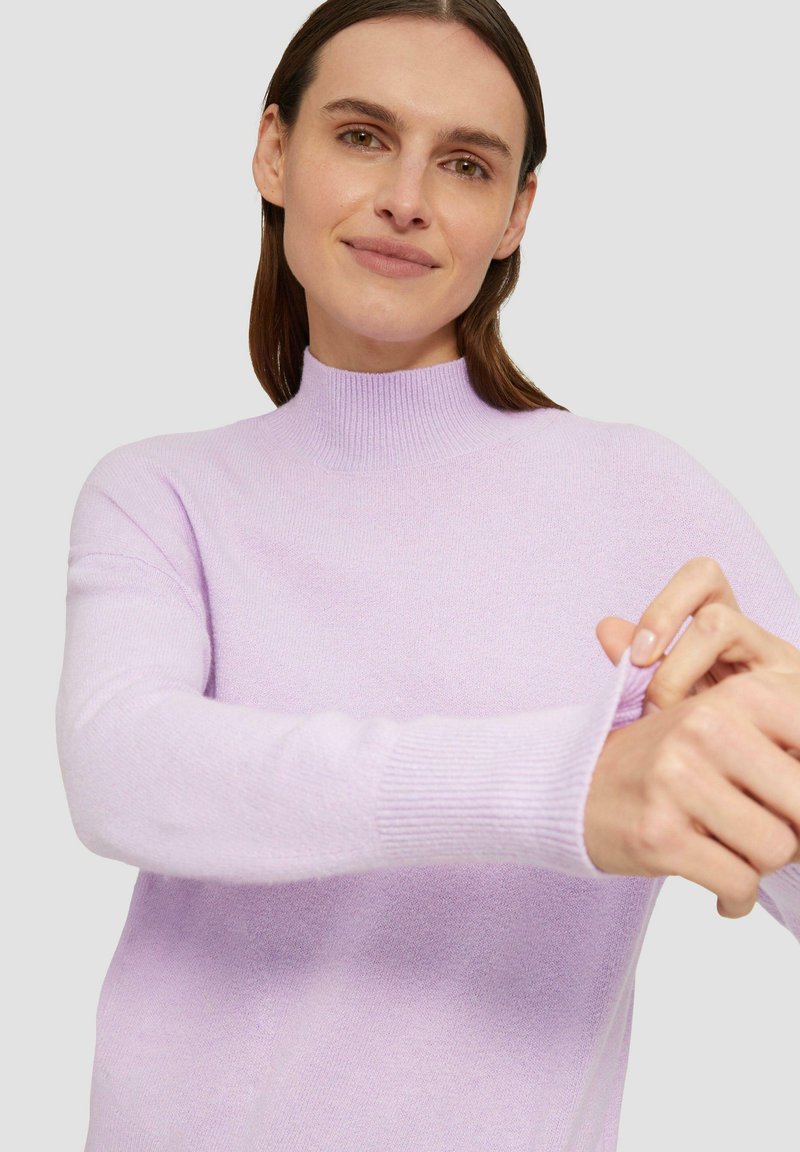 Helles lavendelfarbenes Sweater mit hohem Kragen, gerippten Bündchen und einer weichen Textur, mit fallenden Schultern und entspannter Passform.