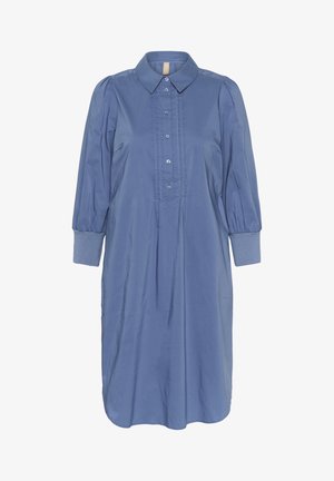 Sininen puuvillamekko, jossa on kauluksellinen pääntie, napitus ja puffi pitkät hihat. Mekossa on pleasit ja suora helma.