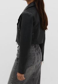 Stradivarius Veste en similicuir - black