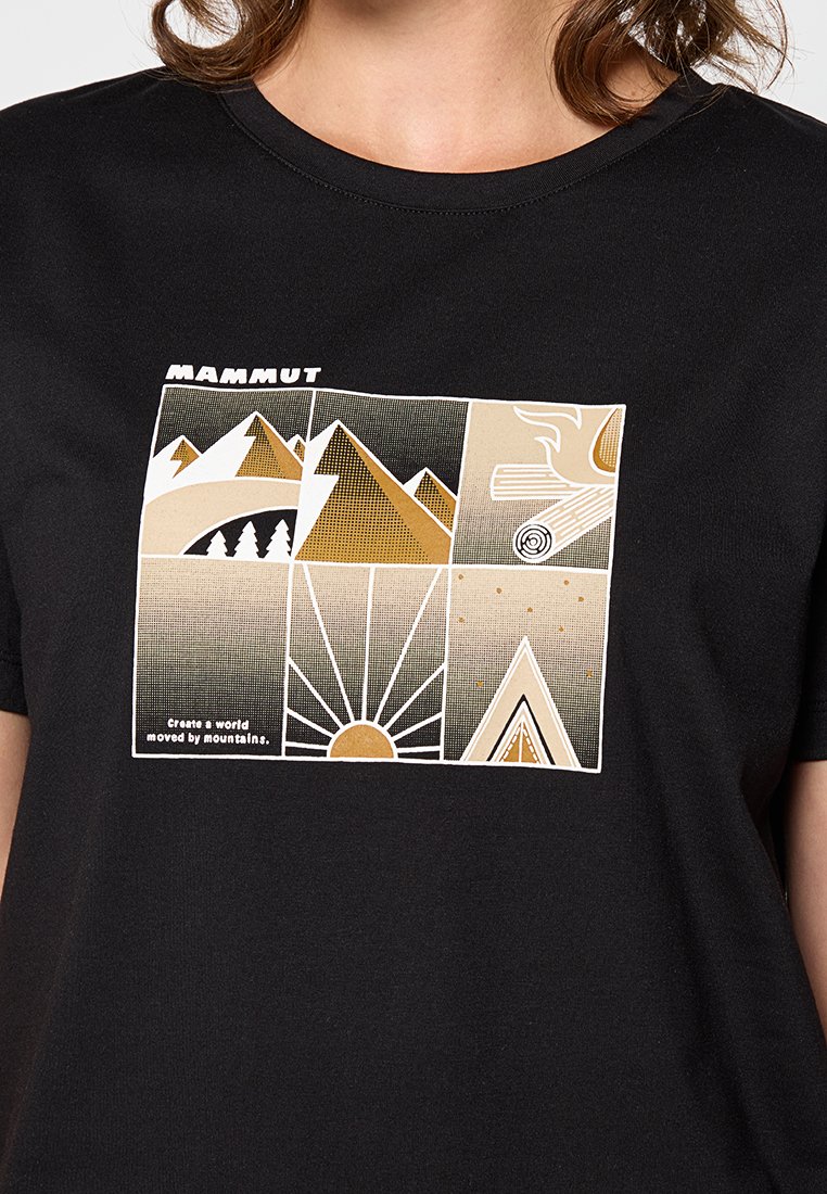 Schwarzes T-Shirt mit einem grafischen Druck mit geometrischen Mustern in Beige und Gold, das Berge und eine Sonne darstellt. Text enthalten.