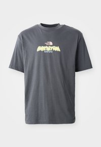 Grå bomulds t-shirt med korte ærmer, med en rund halsudskæring og et frontgrafik i gul og pink tekst: "THE NORTH FACE EXPEDITION SERIES."