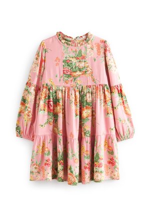Robe fleurie en tissu rose avec des motifs orange et verts, manches longues, col à volants et jupe à étages.