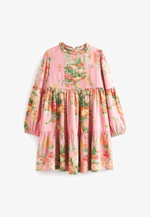 Sukienka w kwiaty z różowego materiału z pomarańczowymi i zielonymi wzorami, długimi rękawami, falbankowym dekoltem i warstwową spódnicą.