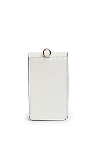 Weißes Leder-Handycase mit glatter Textur, ausgestattet mit einem oberen Deckel und einem runden, goldfarbenen Metallring als Akzent.