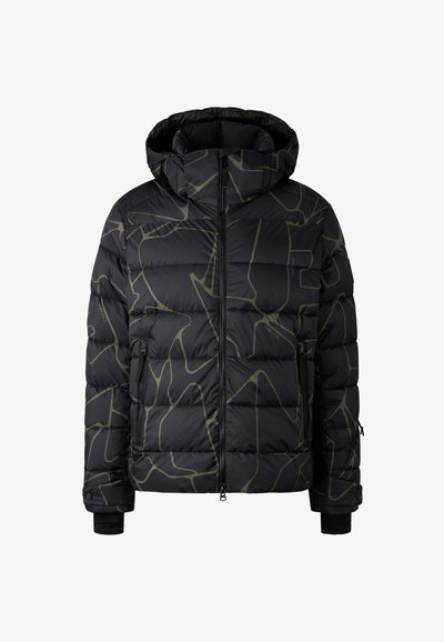 Schwarze Daunenjacke mit großer Kapuze, ausgestattet mit einem abstrakten olivgrünen Muster. Sie hat seitliche Reißverschlusstaschen und gerippte Bündchen.