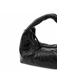 Borsa a tracolla in pelle nera con un design morbido, superficie testurizzata e manico curvo. Presenta un'apertura con zip laterale e il nome del marchio impresso.