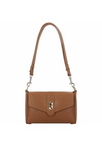 Sac à main en cuir marron avec une finition texturée, une fermeture à rabat avec un accent métallique et une bandoulière réglable.