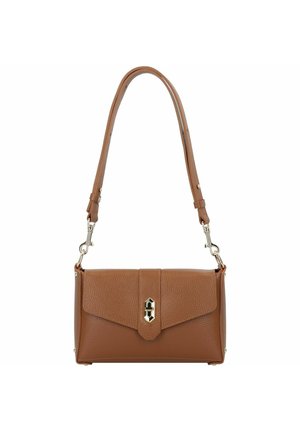 Sac à main en cuir marron avec une finition texturée, une fermeture à rabat avec un accent métallique et une bandoulière réglable.