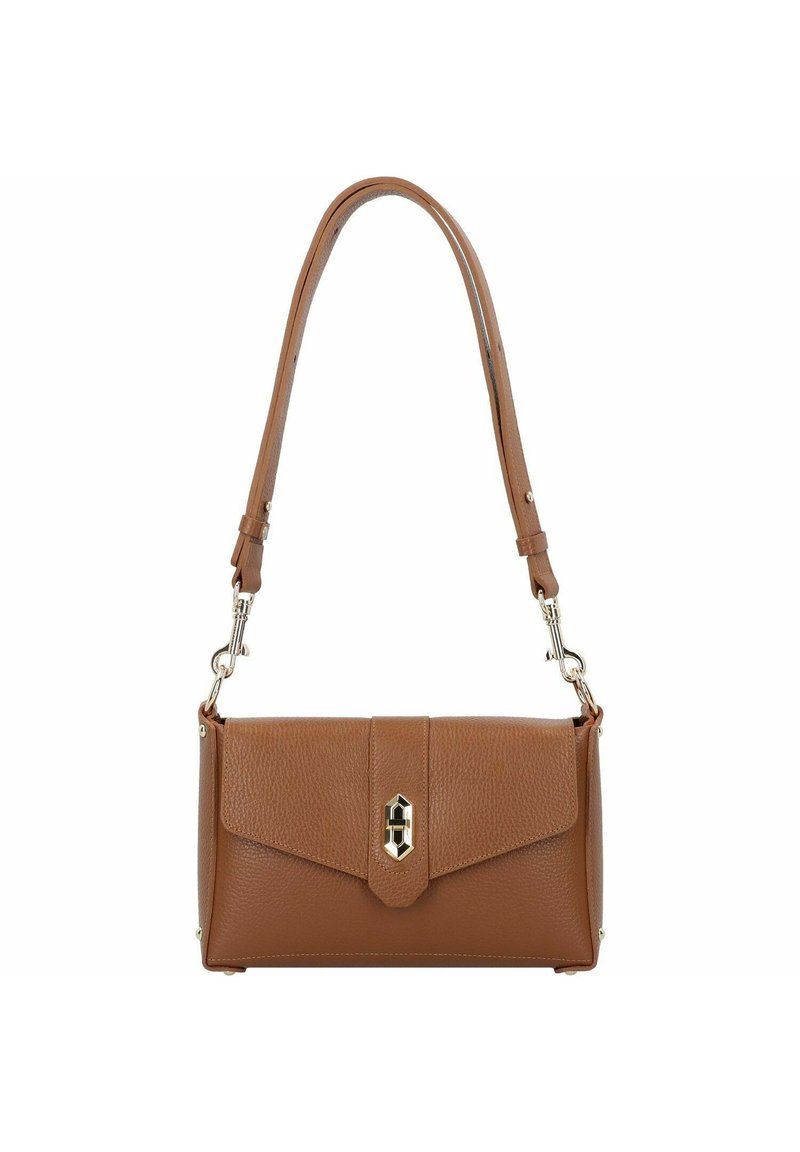 Sac à main en cuir marron avec une finition texturée, une fermeture à rabat avec un accent métallique et une bandoulière réglable.