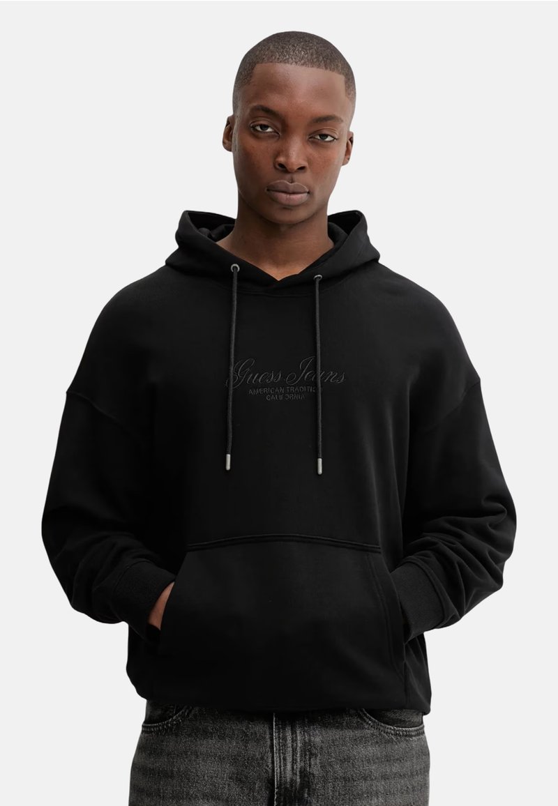 Felpa nera con cappuccio, coulisse, tasca anteriore e logo in rilievo. Tessuto morbido, vestibilità comoda e polsini a costine.