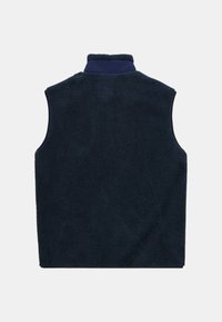 Gilet en polaire bleu marine avec un col haut, sans manches et texture douce. Le dos présente une finition lisse sans matériel visible.