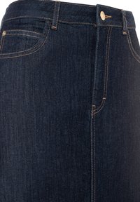 Jupe en jean foncé avec une coupe classique, un design à cinq poches standard, et des coutures en cuivre. Comprend une fermeture par bouton métallique à la taille.