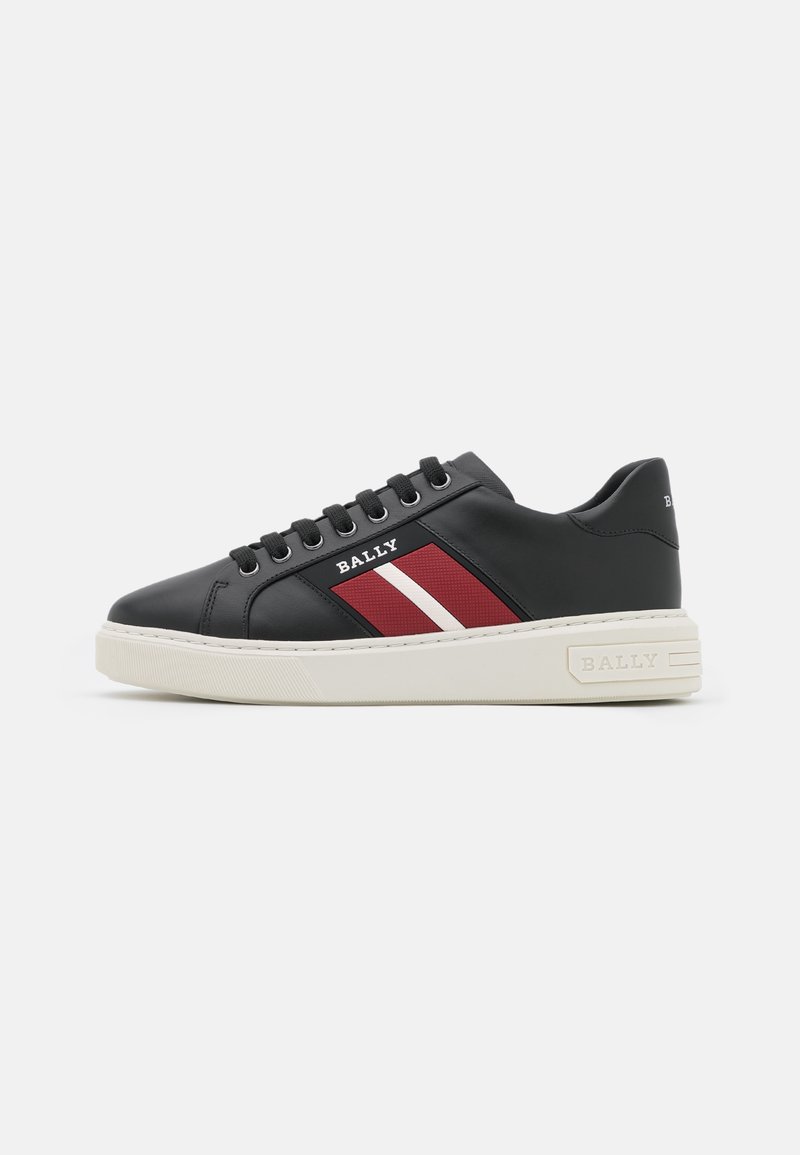 Baskets basses noires Bally avec semelle blanche, bande latérale rouge et blanche et lacets noirs sur fond blanc.