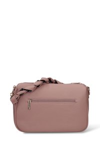 Lichtroze crossbodytas van nep leer met een gevlochten riem, voorzien van een voorvak met rits en accenten van goudkleurige hardware.