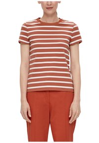 Gestreiftes kurzärmeliges T-Shirt in rost- und cremfarben; runder Ausschnitt; aus weichem Stoff; kombiniert mit passenden rostfarbenen Hosen.