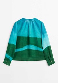 Chemise à manches longues avec col rond, présentant un motif dégradé en nuances de bleu et de vert, fabriquée en tissu léger. Détail des poignets boutonnés.