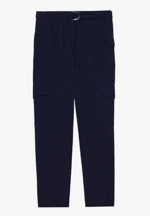 Marine cargo bukser med bælte, der har en sølvring, fire lommer og et tætsiddende ben design, lavet af blødt, tekstureret stof.