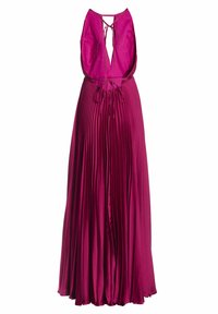 Robe en satin fuchsia sans manches avec col halter, dos ouvert avec liens noués et jupe plissée longueur maxi.