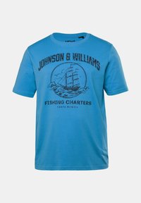 Modré bavlněné tričko s černou grafikou lodi s vlnami, pod níž je vytištěný text "Johnson & Williams Fishing Charters, Santa Monica".