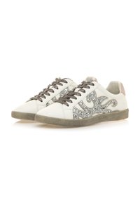 Zapatillas de cuero blanco con suela texturizada gris, cordones marrones y acentos de diseño de llamas brillantes a los lados.