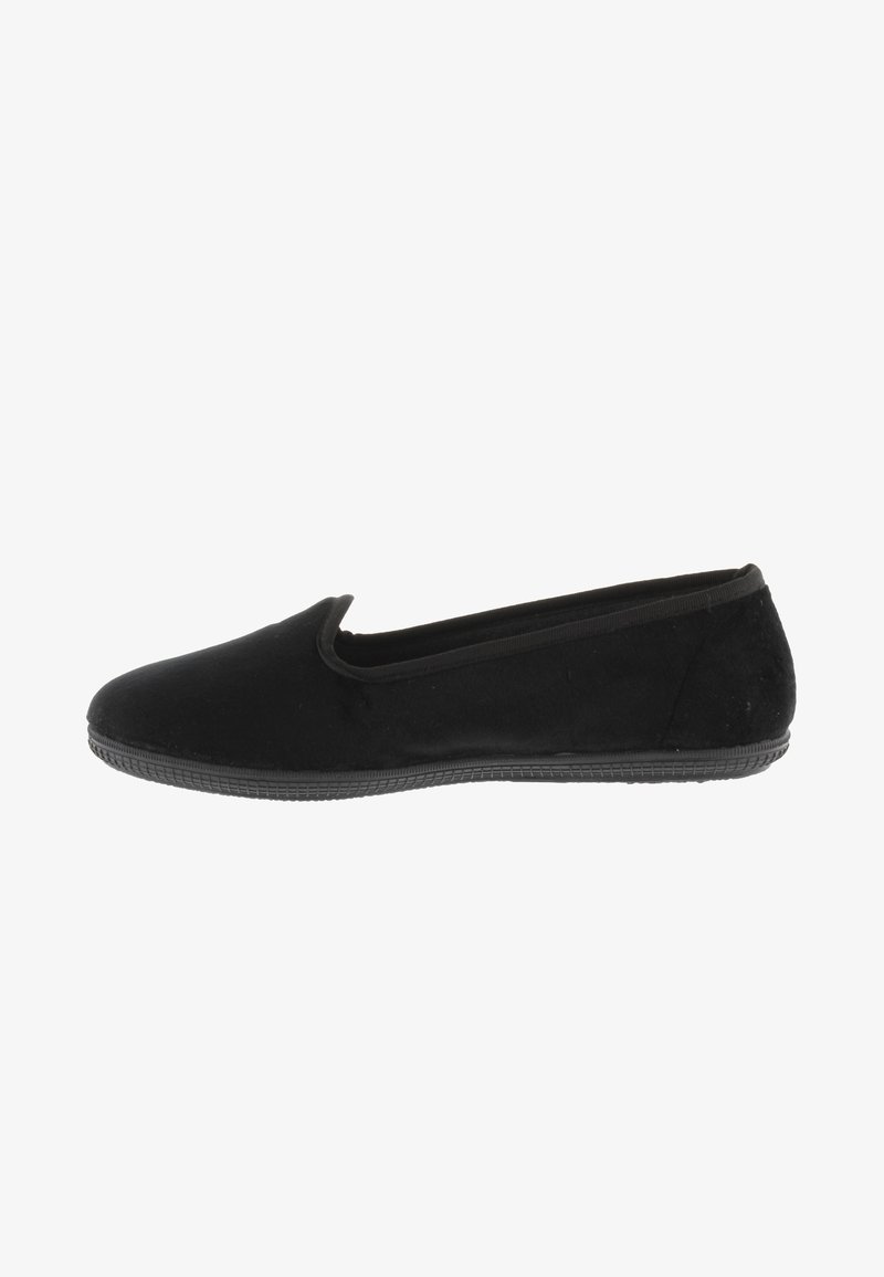 Scarpa nera slip-on realizzata in tessuto morbido con suola in gomma piatta, punta arrotondata e design minimalista, caratterizzata da una texture liscia e priva di motivi.