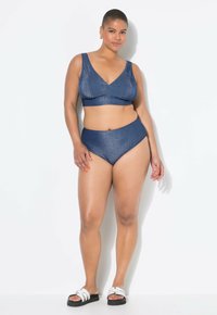 Dvoudílné plavky v tmavě modré barvě s třpytivou Texturou; obsahují braletku s V-výstřihem a širokými ramínky spolu s plavkami s vysokým pasem.